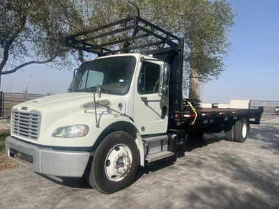 Freightliner M2 106 2013 plataforma plana Cummins 6,7 L 4.400 libras puerta levadiza *poco kilometraje* Foto 1 de 4
