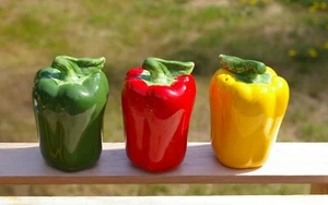 Lote de tres agitadores de sal y pimienta rojos amarillos verdes verdes con tapones de 3 1/4" de alto - Imagen 1 de 6
