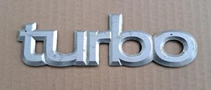 SAAB TURBO LOGO SIGLA EMBLEMA FREGIO STEMMA SCRITTA TARGHETTA ORIGINALE - Foto 1 di 4