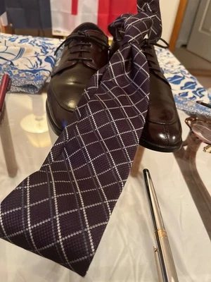 JOS. A. CORBATA BANCO RAYAS BORGOÑA OSCURO, BLANCO, PIZARRA 100% SEDA Foto 1 de 4