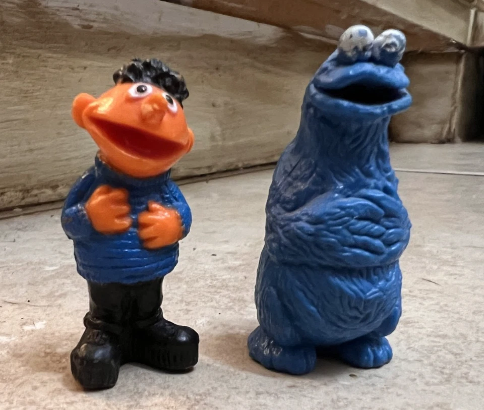Figuras de colección de los Muppets de Ernie + Cookie Monster de Plaza Sésamo de los años 70 Hong Kong 2" Foto 1 de 1