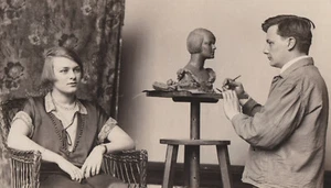 1925 Press Photo Champ Diver Aileen Riggin Poses for Artist Gerome Brush Statue - Picture 1 of 2