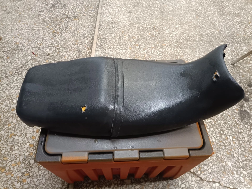 ASIENTO TRIUMPH DAYTONA 1200 T300D 1995 USADO GENUINO OEM Foto 1 de 4