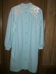 VANDEMERE Womens M Light Blue Poly Fleece Snap Front Knee Length Robe Worn Once - Picture 1 of 4