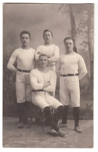 Turner Junge Männer eines Turnvereins Sporty male friends RPPC ~1920 Gay Int - Picture 1 of 2