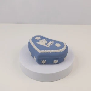 Wedgwood Jasperware Blue Heart Shaped Trinket Box Lid Vintage England - Foto 1 di 6