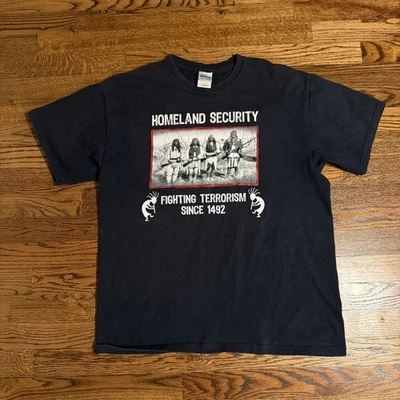 Maglietta Homeland Security Lotta Terrorismo Design Nativi Americani Y2K Vintage L - Immagine 1 di 4