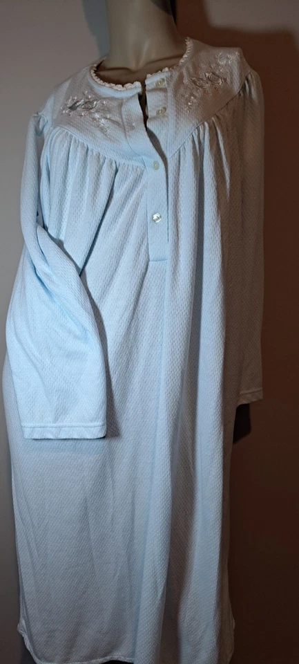 Camisón Miss Elaine azul grande manga larga tejido gofre bordado  Foto 1 de 4