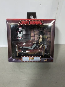 Neca Toony Terrors Elvira, Mistress of the Dark Figure Elvira on Couch 15 cm 1F - Picture 1 of 4