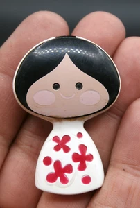 Vintage 70er Jahre Avon Pin Pal Parfum Glace Disney Small World Island Girl schwarze Haare - Bild 1 von 9