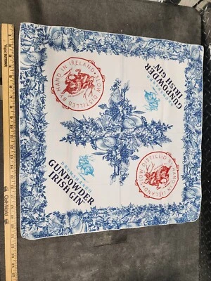 (1) Bandana de ginebra irlandesa Drumshanbo Gunpowder blanca con conejito, cuernos de ciervo y corona Foto 1 de 4