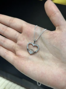Colgante Claddagh Corazón Plata | Cadena Fina 16-20 Pulgadas | Plata de Ley 925 - Imagen 1 de 4