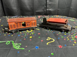 Lionel Lines 2656 Viehwagen & 3659 Muldenkipper 2 Stück - Bild 1 von 12