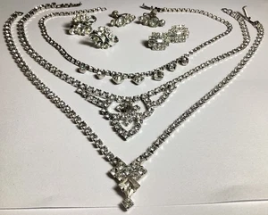 LOTE DE 3 COLLARES Y 3 PARES DE PENDIENTES CON CLIP BONITOS JOYAS DIAMANTES DE IMITACIÓN TRANSPARENTES DE COLECCIÓN - Imagen 1 de 12