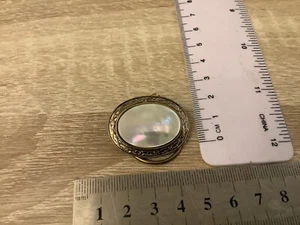 RETRO VINTAGE TONO DORADO OVALADO MADREPERLA BUFANDA ANILLO BROCHE CLIP UTILERÍA Película TV - Imagen 1 de 6