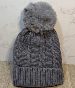 Gorro Royal Stallion Gris Tejido con Cable Pom Pom con Forro de Piel - Sombrero de Invierno - Imagen 1 de 2