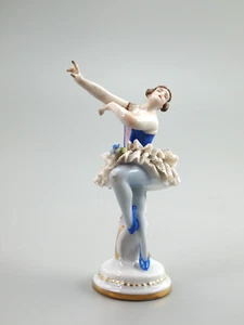 Tänzerin mit Spitzen-Tutu und blauen Schuhen, kleine Porzellanfigur, gemarkt - Bild 1 von 11