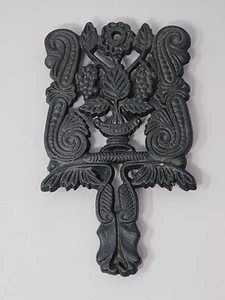 Vintage 1950 Cast Iron Rustic Decorative Trivet With Grape Motif - Picture 1 of 7