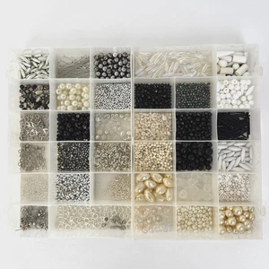 Konvolut Perlen zur Schmuckherstellung verschiedene Perlen Anhänger Glas mit Etui schwarz weiß - Bild 1 von 13