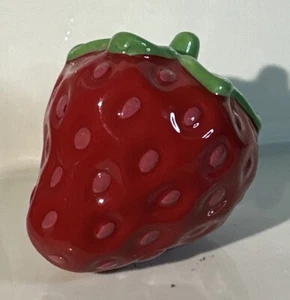 Nora Fleming Mini ~ SAFTIGE FRUCHT ERDBEERE A142 ~ Teller Anhänger - Bild 1 von 9