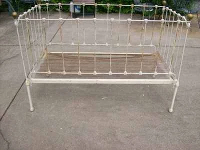 Cama victoriana antigua para niños Foto 1 de 4