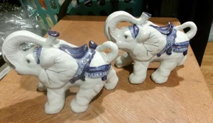 2 blau weiße Porzellan Elefanten Figur Rüssel hoch Glück Zirkus Goldrand Vintage - Bild 1 von 7