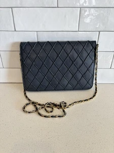 Talbots Umhängetasche schwarz Leder gesteppt schwarz mit goldenen Kettenriemen - Bild 1 von 9