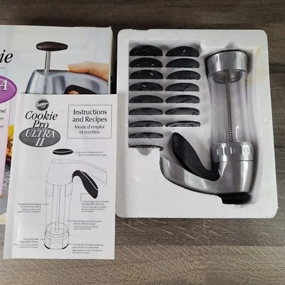 Prensa para galletas Wilton Cookie Pro Ultra II agarre suave en caja con 16 discos de forma para hornear Foto 1 de 4