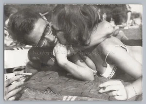 Mann & Frau  mit Zigarette küssen sich auf Freibadwiese - Altes Foto 1960er - Picture 1 of 2