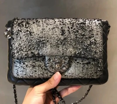 Bolso sin asas Chanel Mineral Nights con solapa cuero metálico y acolchado Francia Foto 1 de 4