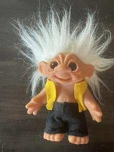 Muñeca Troll Thomas Dam de Colección con Chaleco Amarillo de Fieltro Pantalones Negros Pelo Blanco 6" - Imagen 1 de 5