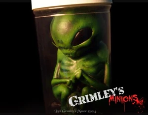 Embrión alienígena verde espécimen en un frasco Halloween horror extraterrestre bebé profundo OVNI ET - Imagen 1 de 4