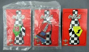 3er Set Offizielle Erfrischungsgetränke von Nascar Coca Cola Sammlerstück Metall Pins 1998 NEU - Bild 1 von 2