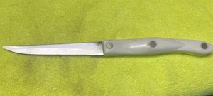 1 coltello da bistecca CUTCO 1721 JF manico bianco perla denti seghettati inox USA 10"L - Foto 1 di 6