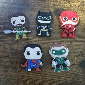 🦇 Lote de 5 dijes de cocodrilo de superhéroe DC - ¡Divertidos accesorios para zapatos para fanáticos de los cómics! 🦇 - Imagen 1 de 2