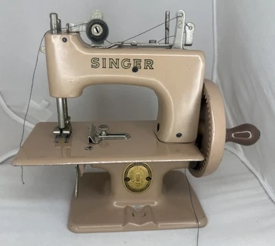 Máquina de coser Singer miniatura vintage, manivela. Foto 1 de 4