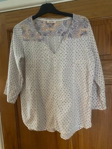 Top túnica Fat Face 100% algodón blanco estampado pop over botón delantero talla 12 usado en excelente estado - Imagen 1 de 4