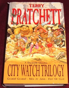 TERRY PRATCHETT - CITY WATCH TRILOGY - HB 1ST ED 1999 GOLLANCZ OMNIBUS - Imagen 1 de 3