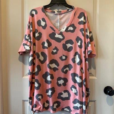 Bombom Pink Gray White Leopard Print V Neck Short Sleeve Casual Tunic Top Sie XL - Image 1 of 4