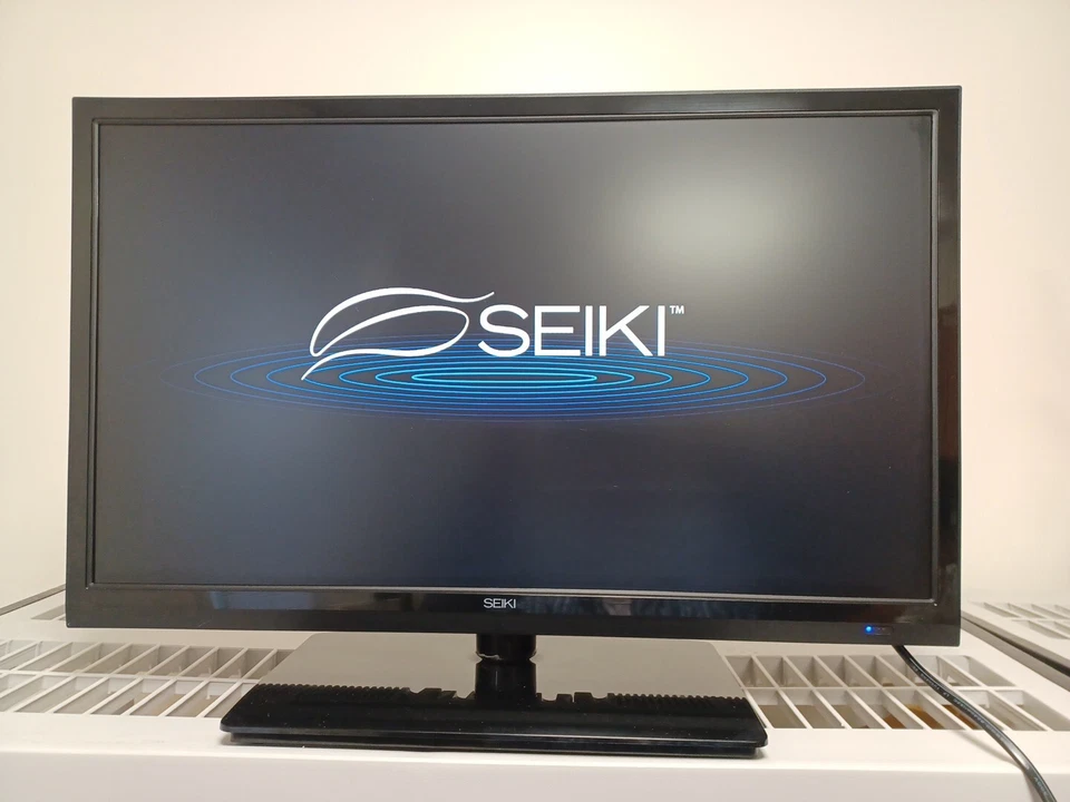 Televisor LED Seiki con Mando a Distancia y Google Chromecast Modelo Nº SE26HQ02 ¡Apenas usado! Foto 1 de 4