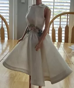 Vintage Barbie Premier Clone weißes Kleid verziert mit Blumenknöpfen & Taille NM - Bild 1 von 12