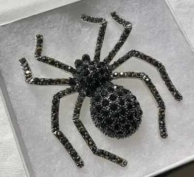 Midnight Creeper 黑色蜘蛛胸针 Piper K 万圣节玻璃水晶石 — 第 1/4 张图片