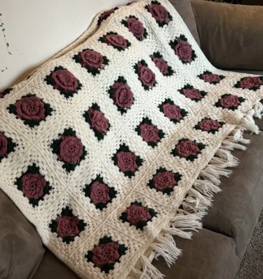 "Cuadrados de abuela blanca afgana ganchillo 3D y rosas borgoña 78""x85""" Foto 1 de 4