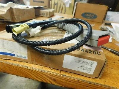 全新 2006 - 2010 福特 EXPEDITION 林肯导航器 TAN 座椅皮带扣  — 第 1/4 张图片