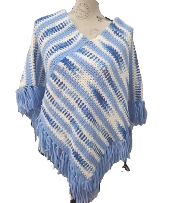 Poncho Boho Hecho a Mano Crochet Azul/Blanco Cubierta Top Flecos Talla Única Foto 1 de 4