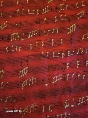 Robert Kaufman de 1 yarda ~ Tela roja de notas musicales 42/43" x 36" de largo.   Fuera de existencia   Foto 1 de 4