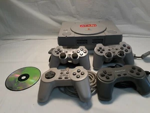 Playstation 1 Konsole und vier Controller - Bild 1 von 6