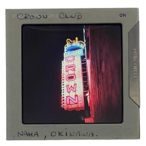 1964 Naha Okinawa Japón Crown Club letrero de neón 2,25 x 2,25 in transparencia de extensión - Imagen 1 de 1