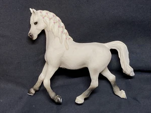 2013 SCHLEICH Horse White Arabian Mare Pink Braids D-73527 - Picture 1 of 8