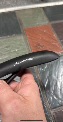 Sillín grande Fizik Aliante Delta con rieles de aleación columna confort Foto 1 de 4